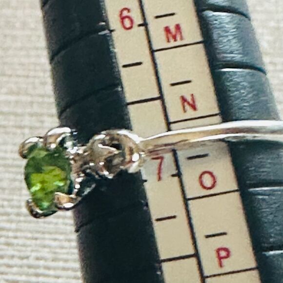 Elegant Silver Ring with Green Gemstone - Picture 3 of 6